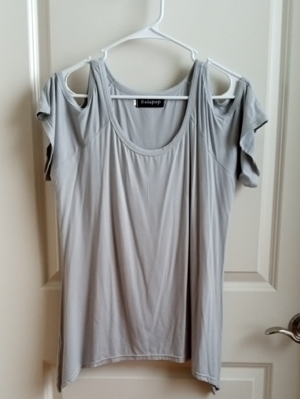 NWOT Relipop Light Gray Cold-Shoulder Short Sleeve Tee. Size Large.